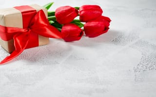 Картинка любовь, gift box, сердечки, hearts, tulips, лента, romantic, flowers, букет, цветы, red, valentine's day, love, тюльпаны, подарок, красные