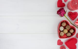 Картинка подарок, roses, hearts, valentine's day, chocolate, romantic, wood, конфеты, сердечки, flowers, красные, gift box, love, red, розы, шоколад