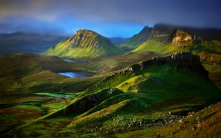 Картинка Шотландия, горы, тучи, утро, долина, холмы, остров Скай, область Хайленд, скалы, облака, озёра