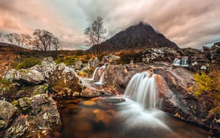 Картинка Шотландия, поток, Buachaille Etive Mòr, облака, камни, гора, Северо-Шотландское нагорье