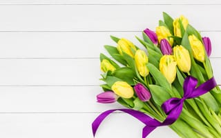 Картинка цветы, букет, flowers, romantic, beautiful, фиолетовые, tulips, purple, тюльпаны, yellow, лента, желтые, spring