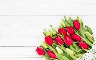 Картинка цветы, букет, красные, spring, love, tulips, beautiful, romantic, flowers, wood, тюльпаны, red, yellow