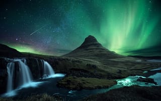 Картинка Исландия, вулкан, гора, снег, северное сияние, комета, Kirkjufell, водопад, метеор, скалы, ночь, звезды