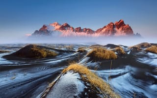 Картинка Исландия, Vestrahorn, дымка, небо, горы, трава, Stockksness, чёрный лавовый песок, туман, утро