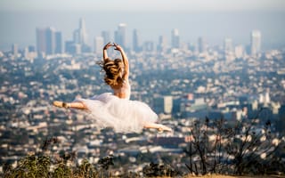 Картинка Beautiful ballet, город, платье, балерина, на фоне, прыжок, пуанты, Los Angeles