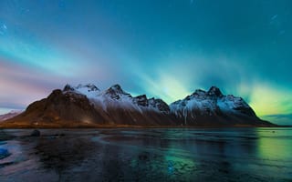 Картинка Исландия, северное сияние, звезды, берег, горы, Stockksness, ночь, небо, Vestrahorn, пляж, лёд