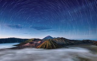Картинка Индонезия, Ява, звезды, утро, действующий вулкан Бромо, круговорот, вулканический комплекс-кальдеры Тенгер, небо
