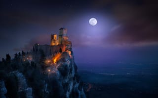 Картинка Сан-Марино, ночь, башня, свет, крепость, луна, Гуаита, гора Монте-Титано