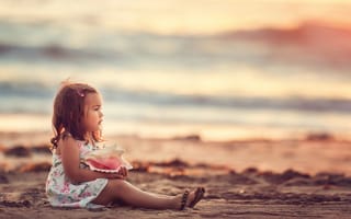 Картинка песок, Edie Layland, море, малышка, ракушка, девочка, ребёнок, берег, раковина, взгляд