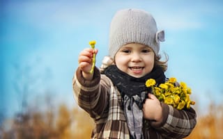 Картинка ребёнок, девочка, букет, весна, цветы, мать-и-мачеха, дети, природа