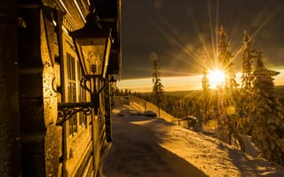Картинка Норвегия, закат, зима, фонари, лучи, изба, снег, дом, деревья