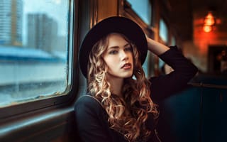 Картинка Traveler, вагон, Георгий Чернядьев, шляпка, девушка, локоны, окно