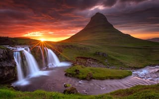 Картинка Исландия, вечер, солнце, небо, вулкан, закат, водопад, Kirkjufell, скалы, облака, гора, лучи