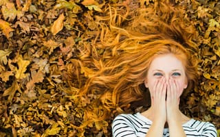 Картинка девушка, рыжеволосая, смех, радость, осень, листья