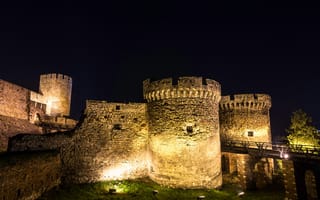 Картинка трава, деревья, огни, башня, стена, ночь, мост, подсветка