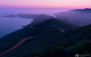 Картинка Kenji Yamamura, photographer, сумерки, огни, горы, туман, дорога