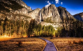 Картинка лес, водопад, Йосемити, солнце, камни, небо, HDR, мостки, Калифорния, облака, деревья, трава, Yosemite National Park, США, скалы, горы