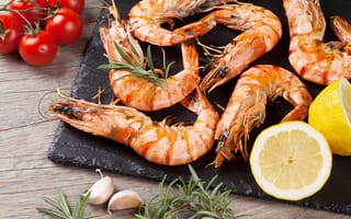 Картинка стол, лимон, чеснок, помидоры, боке, креветки
