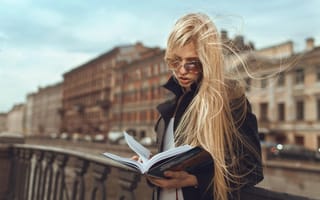 Картинка читает, книга, улица, девушка