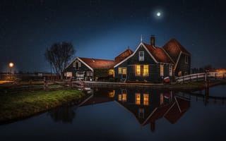 Картинка вода, звезды, луна, дом, отражения, ночь, город, Нидерланды, домик