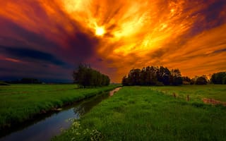 Картинка небо, облака, деревья, поле, канал, трава, ручей, зарево
