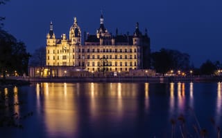 Картинка Германия, огни, замок, отражение, озеро, освещение, Шверин, синее, небо, ночь