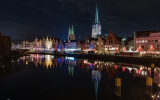 Картинка Германия, подсветка, река, город, порт, ночь, Траве, небо, дома, Любек, здания, отражение