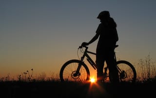 Картинка вечер, девушка, велосипед, природа, girl, stands, силуэт, sunsets, bicycle