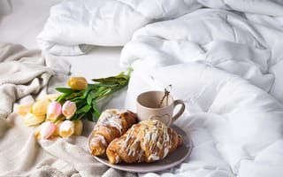 Картинка кофе, чашка, постель, romantic, круассаны, croissant, тюльпаны, breakfast, coffee cup, tulips