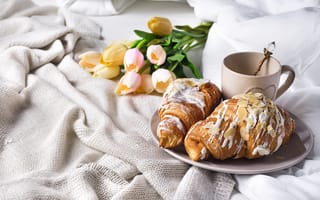 Картинка кофе, romantic, tulips, тюльпаны, breakfast, coffee cup, круассаны, чашка, постель, croissant