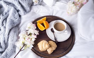 Картинка кофе, чашка, тюльпаны, постель, breakfast, romantic, flowers, croissant, круассаны, coffee cup