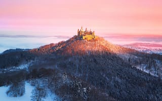 Картинка Германия, свет, туман, Замок Гогенцоллерн, утро, вершина горы Гогенцоллерн, Burg Hohenzollern, земля Баден-Вюртемберг, замок-крепость