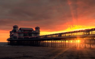 Картинка Grand Pier, огни, пирс, лучи, зарево, берег, небо, Weston-super-Mare, вечер, облака, Англия, море, закат, Сомерсет