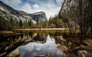 Картинка лес, деревья, облака, США, небо, Mirror Lake, Йосемити, горы, скалы, озеро, Калифорния, Yosemite National Park