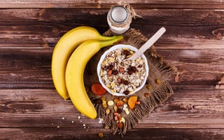 Картинка доски, изюм, чашка, орехи, мюсли, ложка, бананы