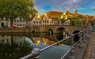Картинка небо, Brugge, мост, облака, канал, Бельгия, дома, деревья, солнце