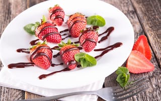 Обои strawberry, fresh, клубника, red, ягоды, десерт, berries, тарелка, шоколад, sweet