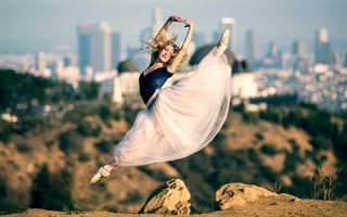 Картинка Beautiful ballet, на фоне, платье, балерина, пуанты, город, прыжок