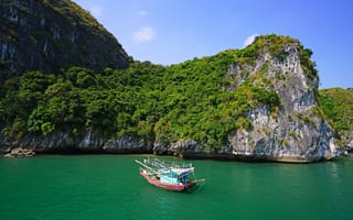 Картинка море, зелень, солнце, небо, скалы, залив, камни, лодка