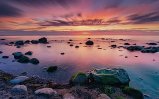 Картинка море, небо, облака, камни, берег, закат, вечер, горизонт