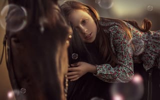 Картинка взгляд, Анюта Онтикова, девочка, мыльные пузыри, конь, лошадь, рука, морда