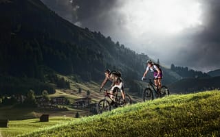 Картинка мужчина, природа, горы, женщина, Альпы, туристы, велосипедисты