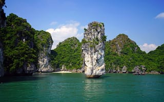 Картинка море, зелень, солнце, небо, камни, облака, скалы, тропики