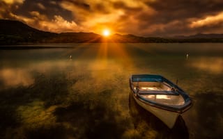 Картинка Lake of Banyoles, озеро, закат, Spain, Каталония, Catalonia, озеро Баньолес, лодка, горы, Испания