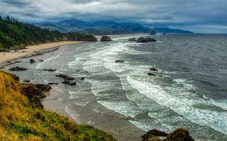 Картинка море, волны, пляж, скалы, горы, небо, камни, облака