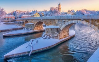 Картинка зима, Река Дунай, Германия, Danube River, Каменный мост, Регенсбург, Germany, Regensburg, река, мост, Stone Bridge, снег