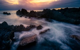 Картинка море, небо, закат, вечер, облака, скалы, берег, камни