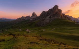 Картинка дорога, закат, холмы, вечер, дымка, высота, горы, Италия