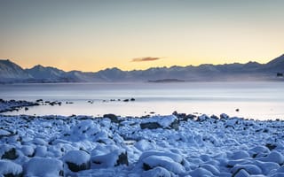 Картинка зима, снег, горы, вершины, река, берег, камни, туман