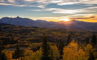Картинка осень, лес, солнце, деревья, небо, лучи, облака, свет